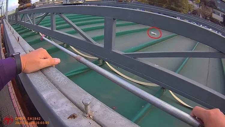 警專實習生從遮雨棚上尋回毒品吸食器。翻攝畫面