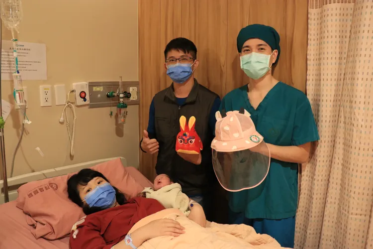 茂盛醫院今年第一個元旦寶寶誕生，醫師代表院方送上寶寶防疫帽與金兔娃娃。茂盛醫院提供