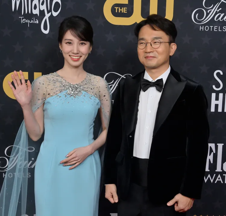 朴恩斌（左）與《非常律師禹英禑》導演劉仁植一起走紅毯，可惜在最佳外國影集獎項鎩羽而歸。達志