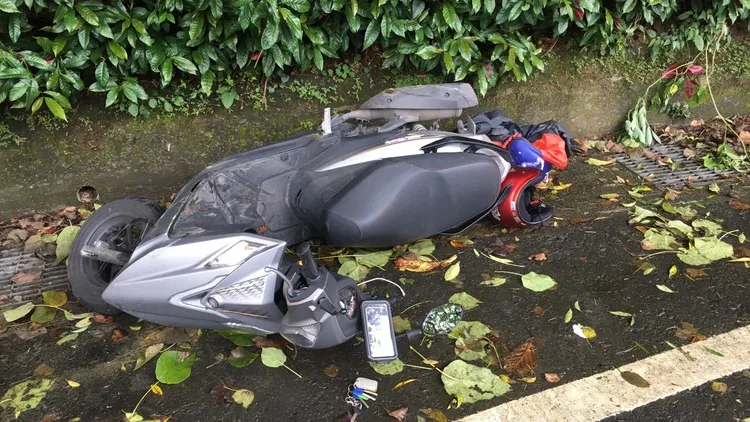 黃男機車打滑失控自摔。新店警分局提供