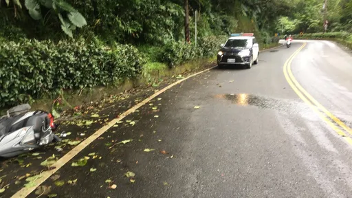 新北情侣机车双载疑天雨路滑失控自摔 男骑士北宜公路断魂