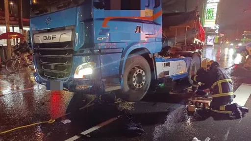 宜蘭女遭砂石車撞上　捲入車底受困無生命跡象