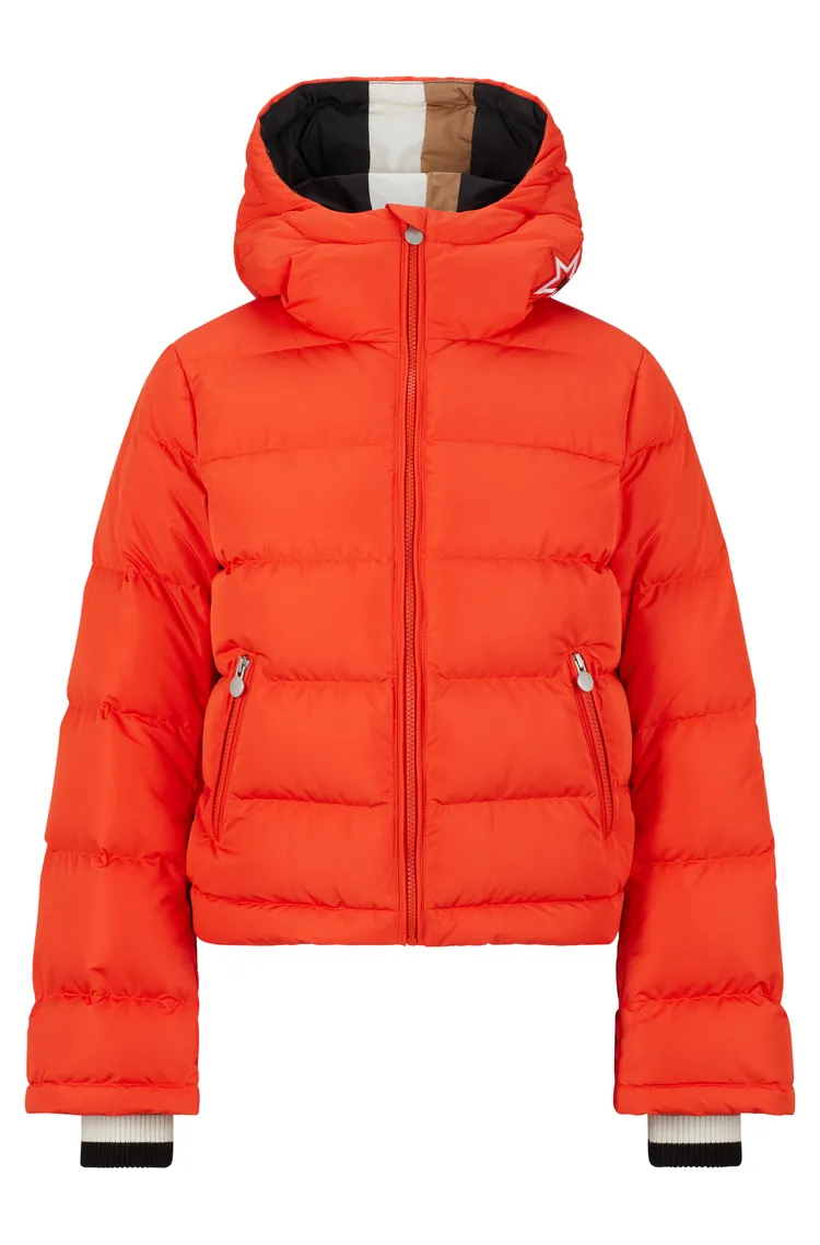 BOSS x PERFECT MOMENT亮橘色連帽羽絨外套，2萬8400元。品牌提供