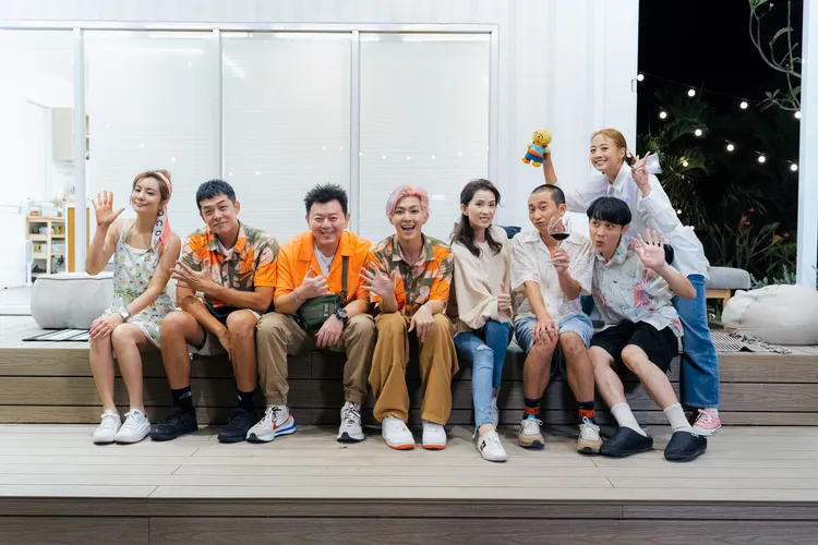 《嗨！營業中》最終回眾人不捨，左起莎莎、姚元浩、庹宗康、炎亞綸、葉全真、浩子、顏佑庭、吳映潔。好看娛樂提供