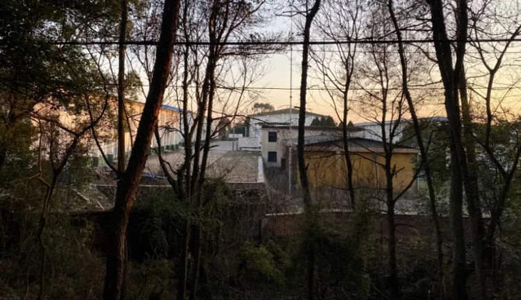 原本江西警方聲稱胡鑫宇的遺體是在學校附近的樹林被發現，後來又改稱是在此處糧庫發現的。翻攝微博/江西上饒鉛山