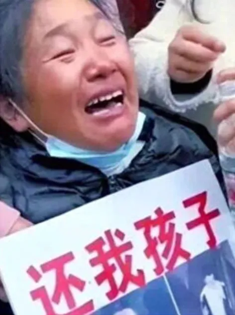 胡鑫宇的媽媽哭求真相。翻攝微博/江西上饒鉛山