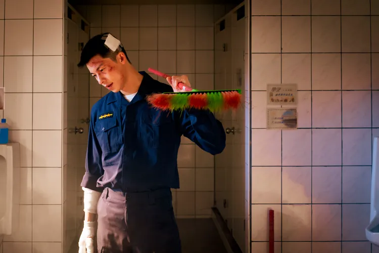 許光漢一改以往斯文模樣，化身恐同男警察。金盞花大影業提供