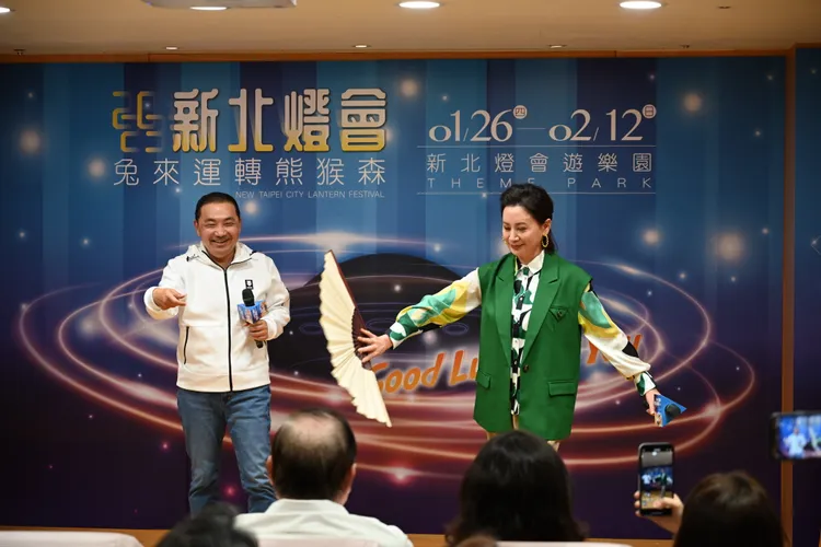 金鐘視帝陳亞蘭(右一)與市長侯友宜合體，一起邀請大家來新北燈會賞花燈、看表演。民政局提供