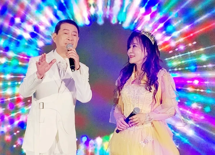 蔡小虎（左）與龍千玉新加坡開唱。