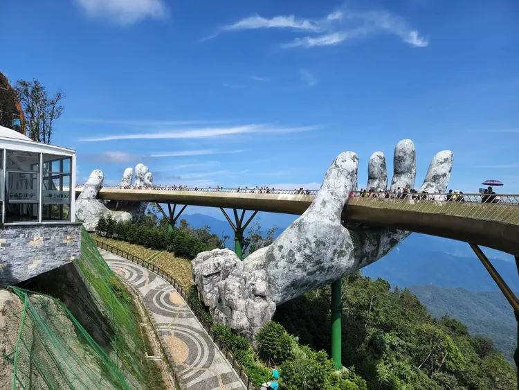 1/21、1/26出發的「風華峴港5日遊」，帶領遊客親臨網路最夯景點的黃金佛手橋。世邦旅遊提供