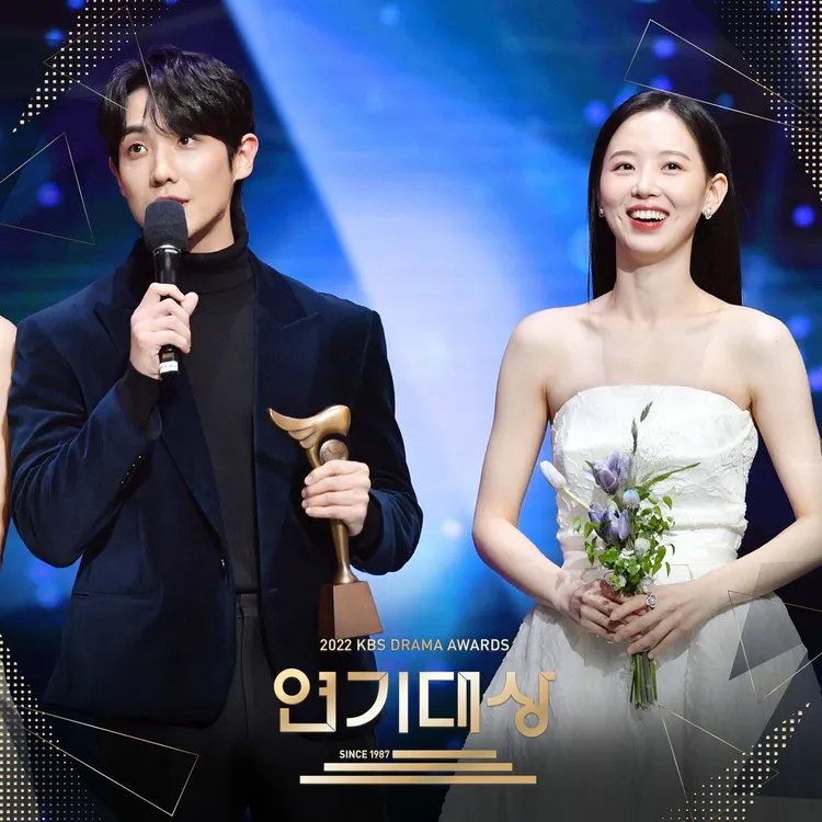 李準（左）、姜漢娜主演《紅丹心》，奪優秀男女演員獎。翻攝KBS