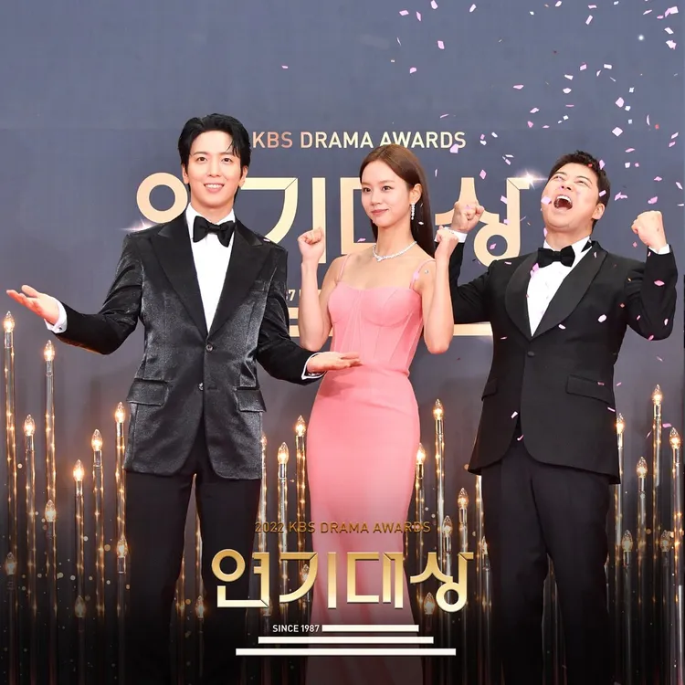 CNBLUE隊長鄭容和（左起）、惠利、全炫茂擔任典禮主持人。翻攝KBS