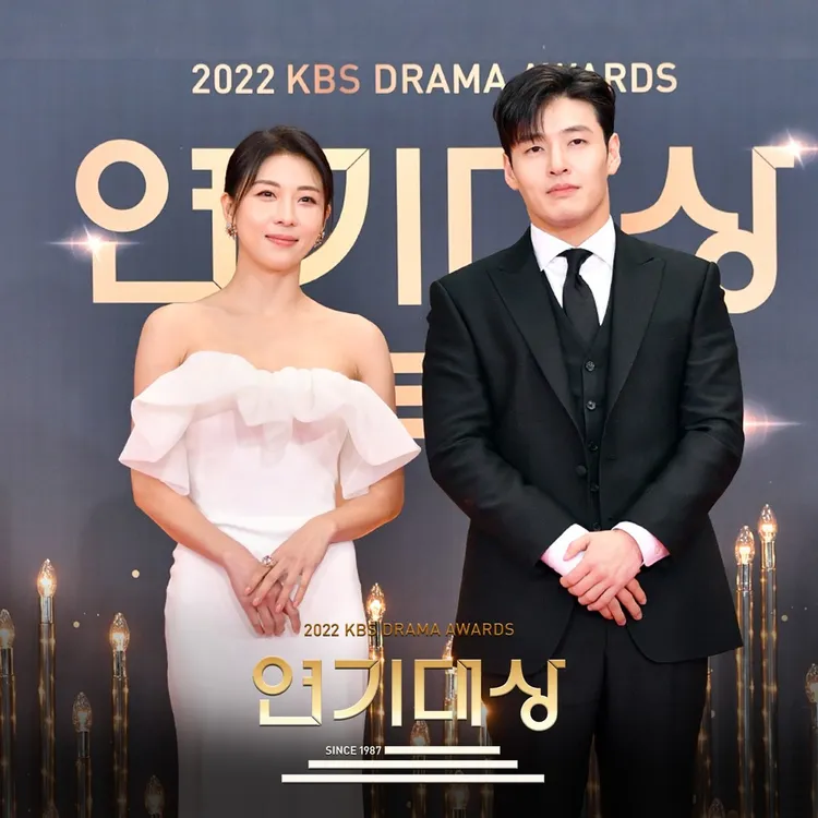 河智苑（左）、姜河那以《謝幕》得到最優秀演員獎。翻攝KBS