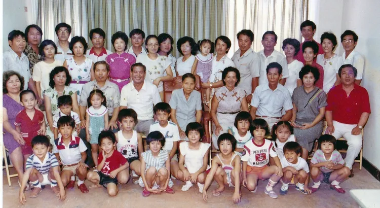 圖為童年家族合照，中間一排依序為張祐銘的爸爸（右1）、媽媽（右2）、外公（右3）、外婆（右4）、奶奶（正中間）。張祐銘提供