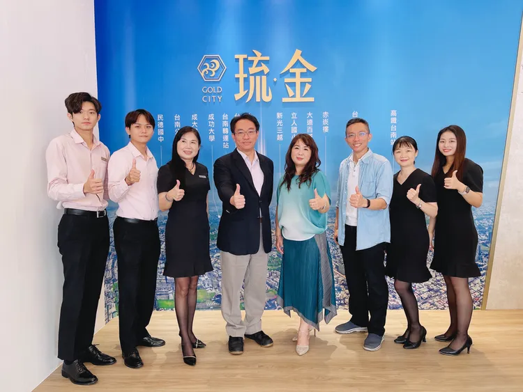 張碩文（右3）跟隨張董（中）打拼事業，執行力強，凡事親力親為。林佩萱攝