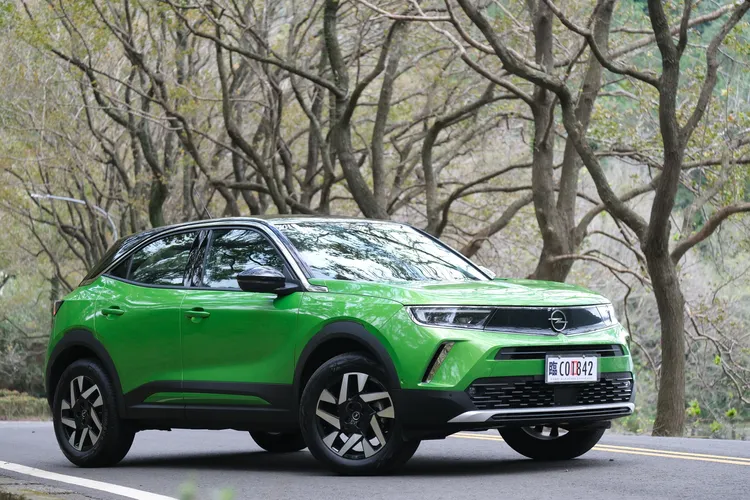 Opel Mokka車頭採用「 VIZOR閃電風鏡」設計語彙，呈現出德式設計明快俐落風情。陳志淵攝