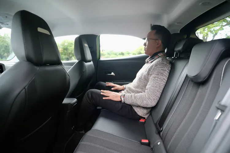 雖然尺碼精巧，後座搭載成人仍有合理的乘坐空間，惟椅背角度如同多數歐系車較為挺直。陳志淵攝