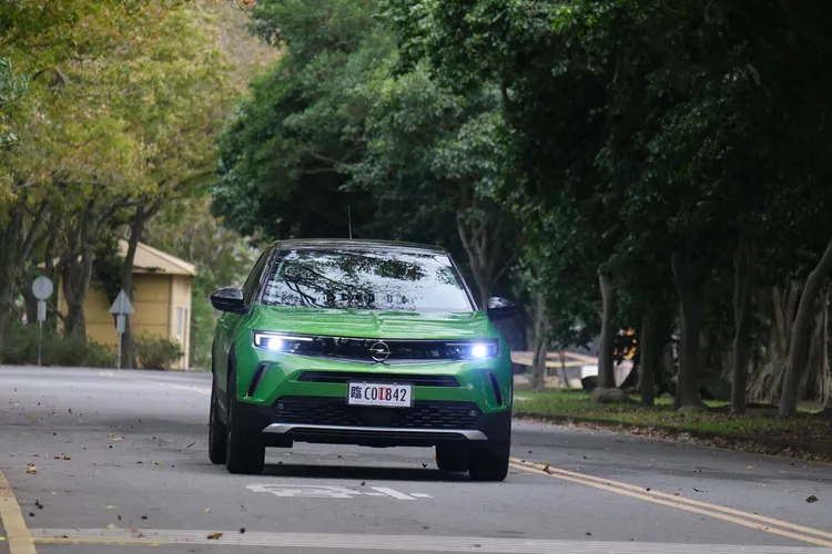 硬朗的長行程避震阻尼設定，加上相對高扁平比的輪胎尺碼，Mokka營造出的是一種既像越野車，卻又不失運動鋼砲的操控個性。陳志淵攝