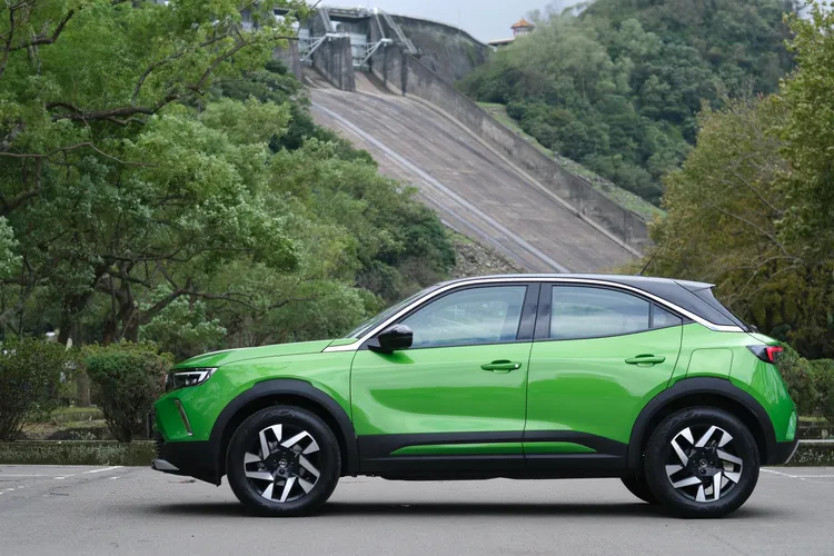 車側最顯眼的當屬橫亙在A柱、車頂，一路劃向C柱的粗壯鍍鉻飾條，在Mokka Elegance車型上採Two-Tone雙色車頂。陳志淵攝