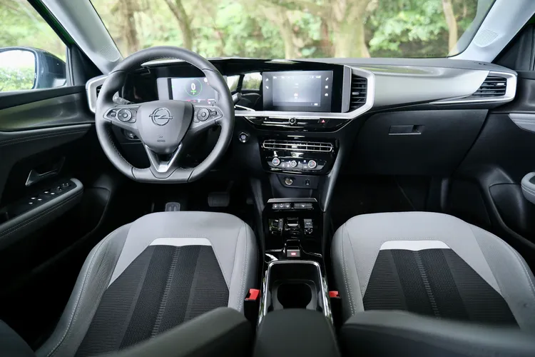 中控台安排了7吋數位儀表板及7吋多媒體觸控雙螢幕，並以多層次材質帶出摩登的科技氛圍。陳志淵攝