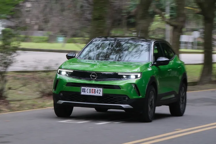 1.2升三缸引擎低轉速就能揮灑的洶湧扭力、短小精悍的車身尺碼，Mokka全力衝刺時依舊能讓人感受到愉悅的速度感。陳志淵攝