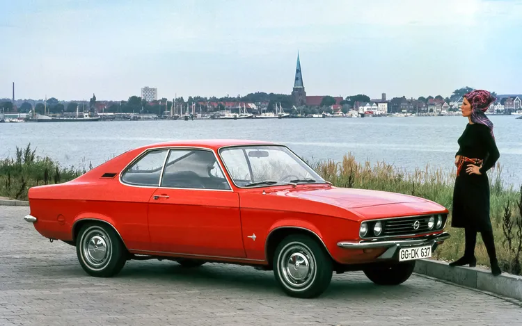 1970年誕生的Opel Manta跑車，車頭的意象便是如今Mokka閃電風鏡的靈感來源。原廠照片