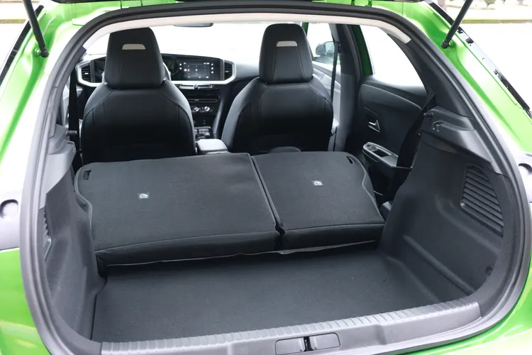 後行李廂並未提供電動尾門功能，一般狀態具備350公升容積，倒平之後可來到1105公升，足敷小家庭使用。陳志淵攝
