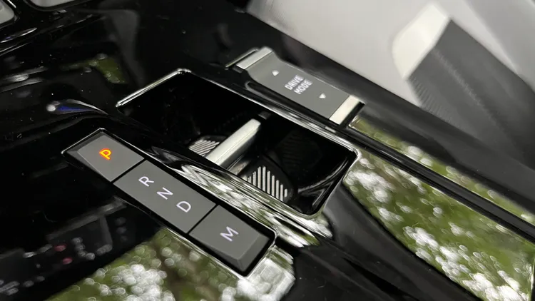 8速手自排變速箱排檔介面採用電子線傳撥桿，並且附有電子手煞車，但可惜並未有Auto Hold功能。陳志淵攝