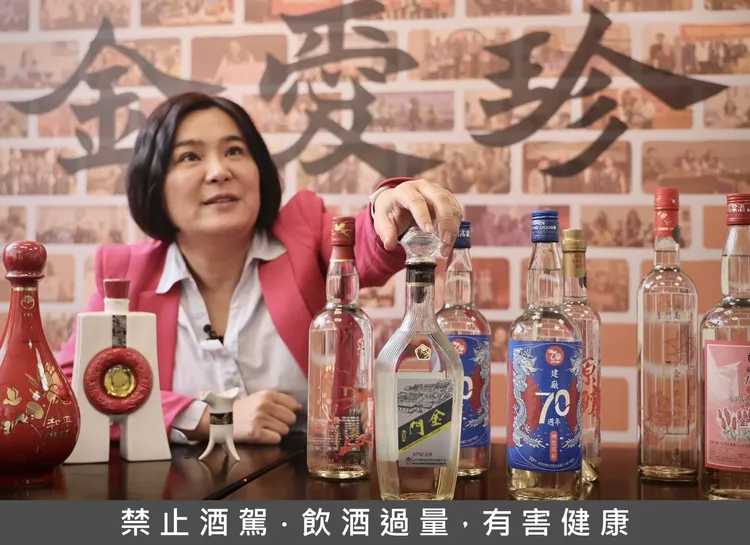 陳玉珍的國會辦公室，儼然就是一個小型金門高粱酒窖。林林攝