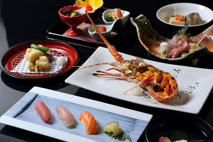 中山日本料理廳特別用海洋的豪華美味來揭開序幕，推出「海の狂饗」龍蝦套餐，每位3,580元。業者提供