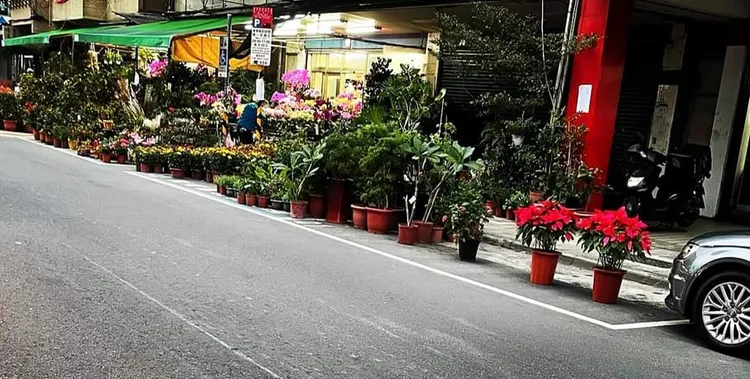 網友們看到這張照片也跟著在底下留言罵。翻攝爆廢公社