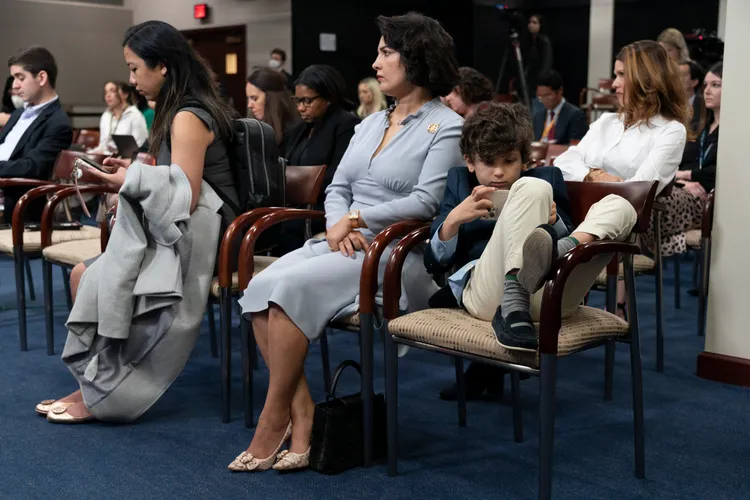 美國新一屆議員的家人4日在國會山莊等待。美聯社