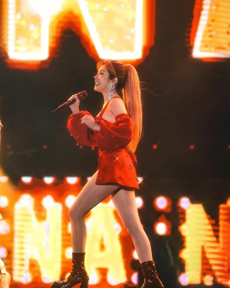 徐懷鈺以一襲火紅戰袍性感登場。翻攝徐懷鈺臉書