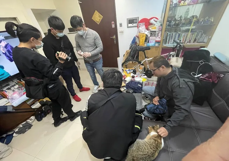 檢警在駱男家中搜索。警方提供