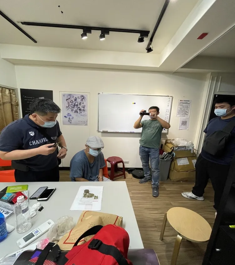 檢警在陳男住處搜索。警方提供