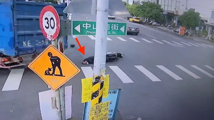 老翁遭大貨車撞上後，當場倒地不起，頭部掛彩。民眾提供