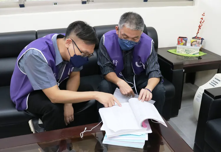 屏東分署人員討論如何催討該筆欠稅費執行案。屏東分署提供