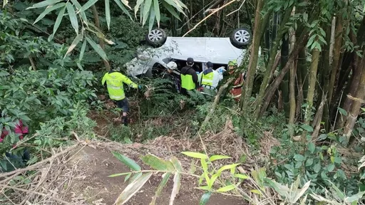 疑不熟路況翻落山谷 竹林擋住救命!車內5人命大僅輕傷
