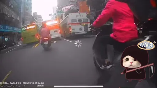 公車超車不成沿路逆向　路人嚇壞PO網檢舉　警開罰26200元