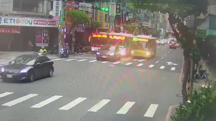 大都會公車沿路逆向。永和警分局提供