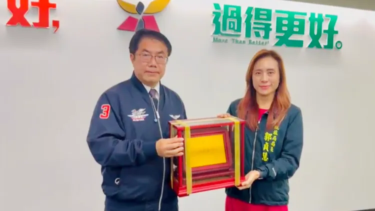 黃偉哲獻上祝福，高度肯定郭貞慧表現。市府提供