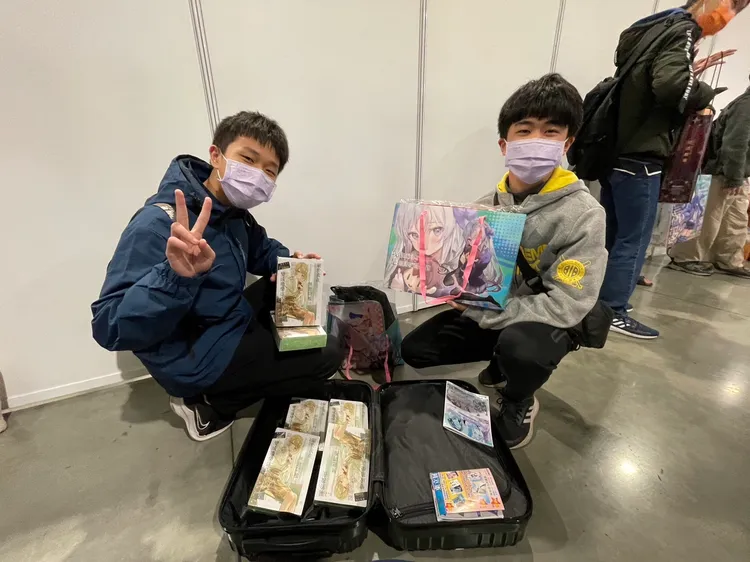 林先生與朋友購買8000元商品。彭欣偉攝