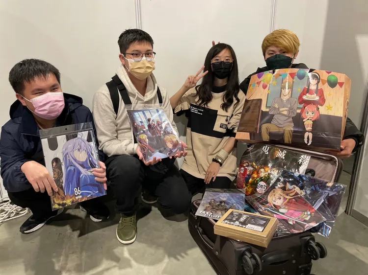 林小姐與朋友開心秀出戰利品。彭欣偉攝