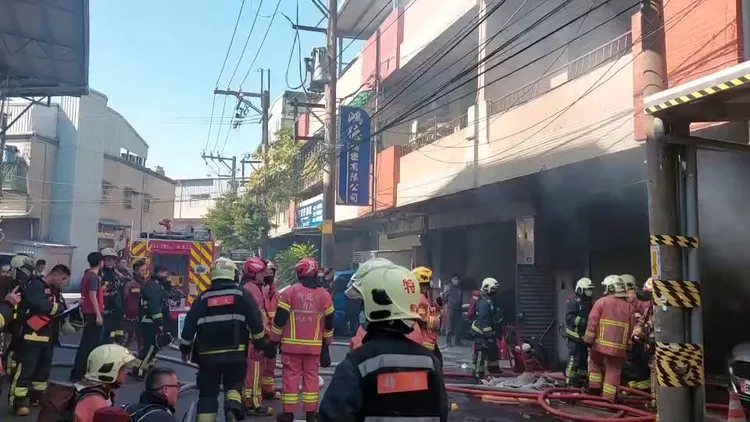 警消到場佈設水線灌救。新北市消防局提供