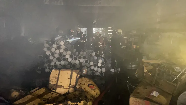 警消進入屋內灌救。土城警分局提供