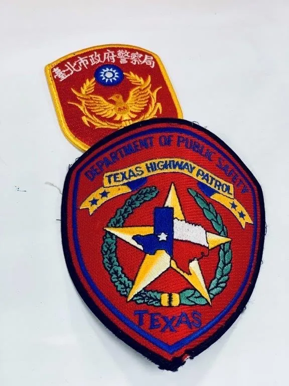 德州公路巡警臂章與北市警臂章。翻攝畫面