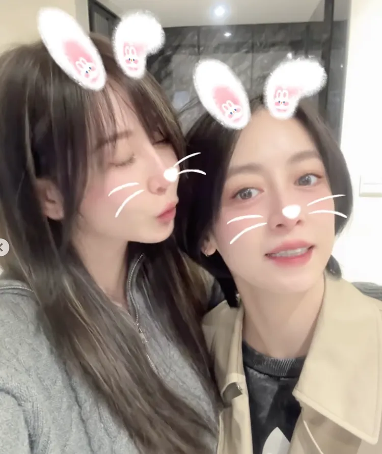 曾莞婷（左）邀范筱梵到家中作客。翻攝曾莞婷臉書