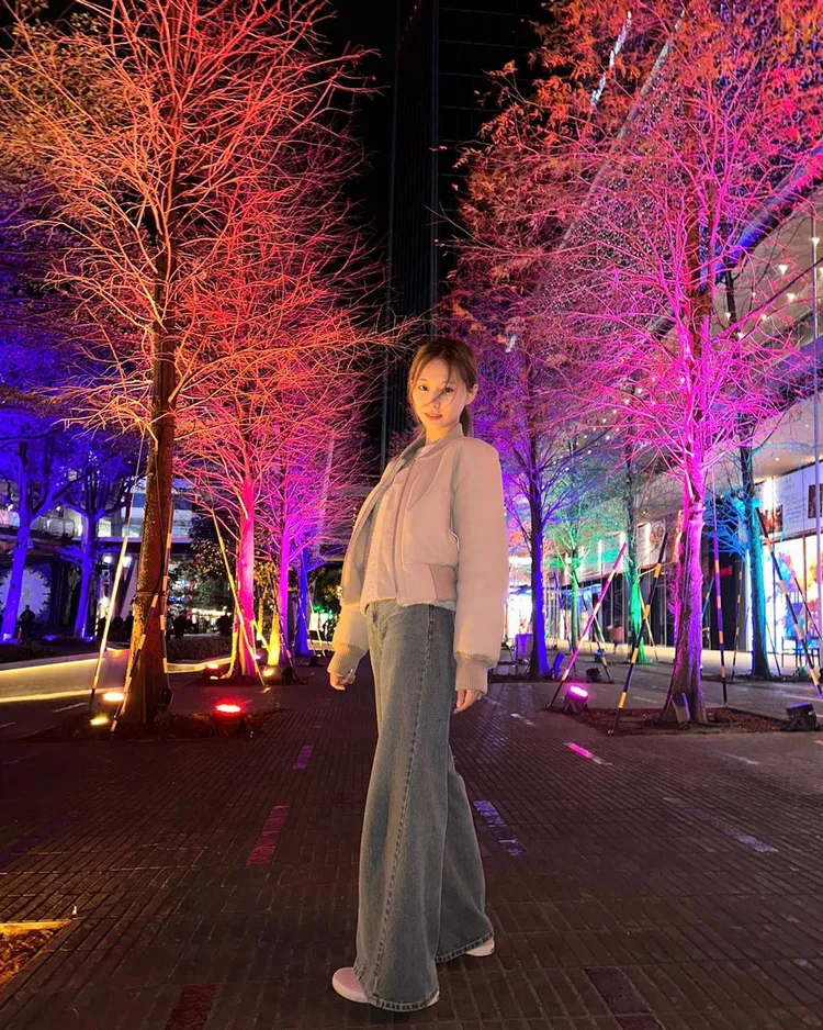 子瑜站在信義徒步區拍照，粉絲讚嘆像畫報。翻攝周子瑜IG