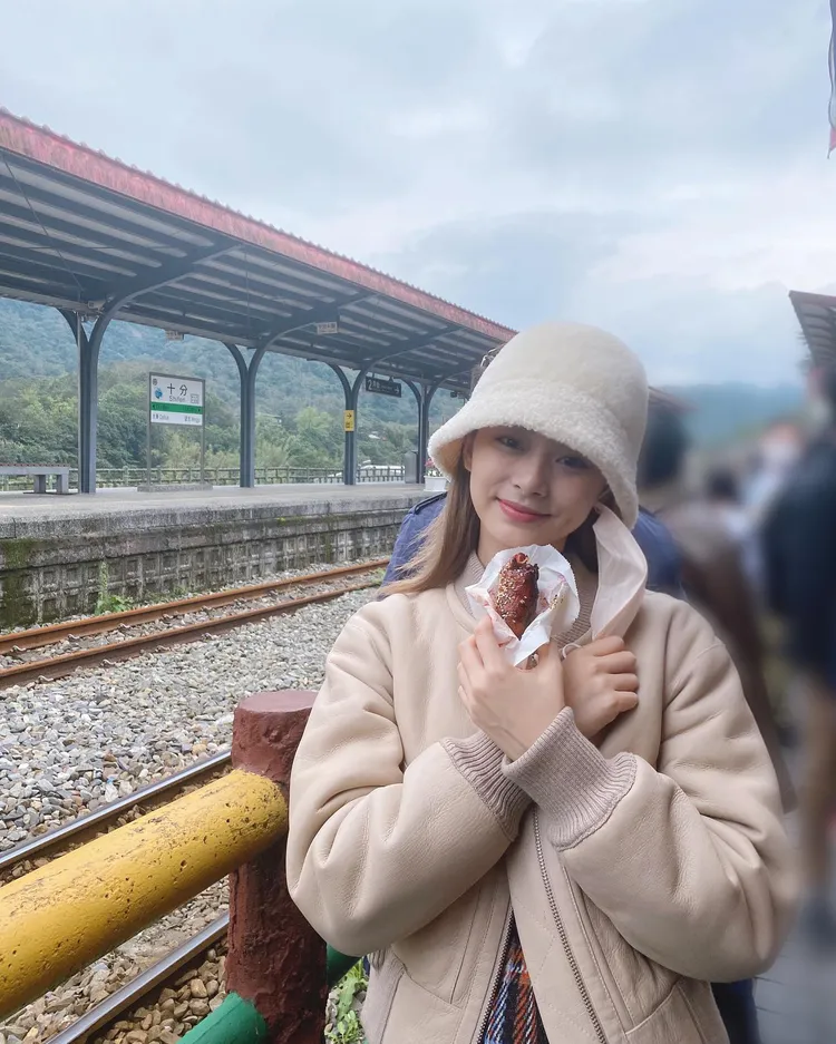 子瑜在十分車站拍照留念，手裡拿著疑似是雞翅包飯。翻攝周子瑜IG