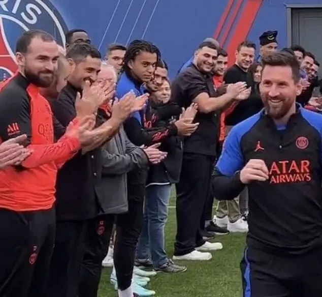 穆巴佩弟弟對梅西「死亡凝視」。  翻攝PLG推特 